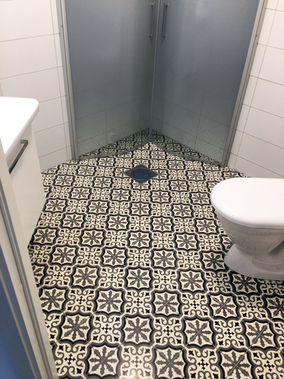 Plattsättning i A-hus.
